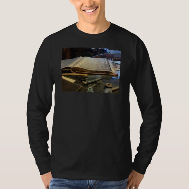 Hauptbuch und Brillen T-Shirt (Vorderseite)