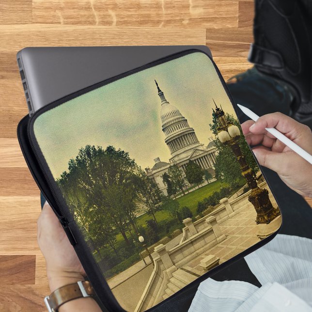 Hauptstadt der Vereinten Staaten von Bibliothekssc Laptopschutzhülle (United States Capitol from Library Steps Date 1898 Laptop Sleeve)