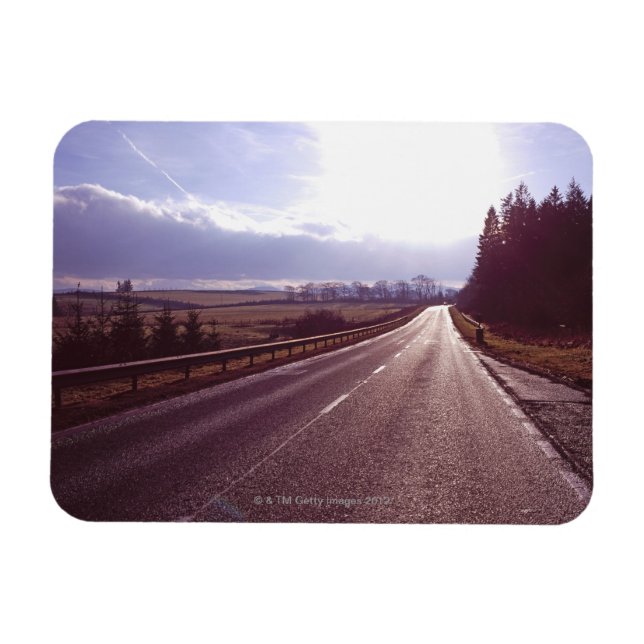Hauptstrasse mit niedriger Wintersonne. Magnet (Horizontal)
