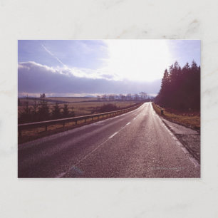 Hauptstrasse mit niedriger Wintersonne. Postkarte