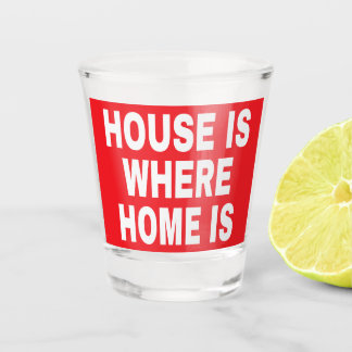 HAUS IST WO HEIM WEIßE SCHRIFTARTEN ROTE HINTERGRU SCHNAPSGLAS