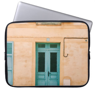HAUS MIT GEÖFFNETEM FENSTER UND GESCHLOSSENER TÜR LAPTOPSCHUTZHÜLLE