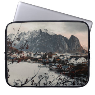 HÄUSER IN DER NÄHE VON BERG UND SEE LAPTOPSCHUTZHÜLLE