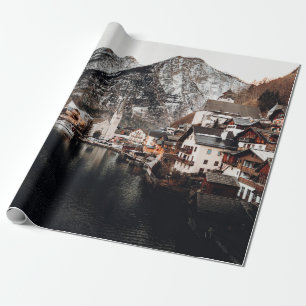 HÄUSER IN DER NÄHE VON GEWÄSSERN UND BERGEN GESCHENKPAPIER