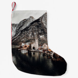 HÄUSER IN DER NÄHE VON GEWÄSSERN UND BERGEN KLEINER WEIHNACHTSSTRUMPF