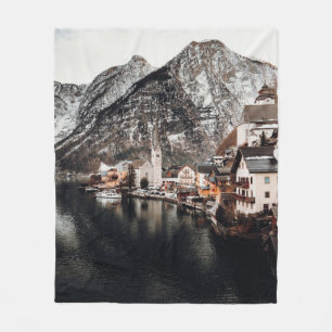 HÄUSER IN DER NÄHE VON WASSER UND BERG FLEECEDECKE