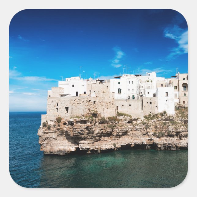 Häuser in Polignano a Mare auf einer Klippe in Pug Quadratischer Aufkleber (Vorderseite)