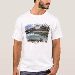 Häuser und Boote entlang dem Wasser T-Shirt