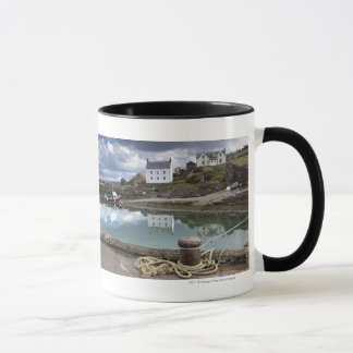 Häuser und Boote entlang dem Wasser Tasse