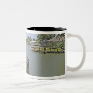 Häuser und Stege am Kanal Marco Island Florida Zweifarbige Tasse