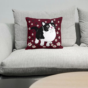 Hauskatze auf Niedlichem weißem schwarzen Burgund Kissen
