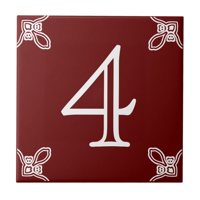 Hausnummer: Spanisches Weiß auf braunen Fliesen (Vorderseite)