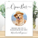Haustier Hund Hochzeit Open Bar Custom Foto Drinks Poster<br><div class="desc">Offene Bar ! Dieses schlichte und dennoch elegante Kalligraphie-Bar mit offenem Bar in eleganter Kalligraphie und Getränken sind auf uns, klopfen Sie ein! . Passen Sie dieses elegante Hochzeitszeichen mit Ihrem Lieblings-Foto, Hund-Foto, Verlobung oder Paar Foto, und Namen! COPYRIGHT © 2020 Judy Burrows, Black Dog Art - Alle Rechte vorbehalten....</div>