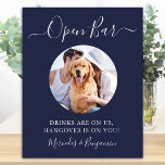 Haustier Hund Hochzeit Open Bar Navy Blue Custom F Poster<br><div class="desc">Offene Bar ! Dieses schlichte und dennoch elegante Kalligraphie-Bar mit offenem Bar in eleganter Kalligraphie und Getränken sind auf uns, klopfen Sie ein! . Passen Sie dieses elegante Hochzeitszeichen mit Ihrem Lieblings-Foto, Hund-Foto, Verlobung oder Paar Foto, und Namen! COPYRIGHT © 2020 Judy Burrows, Black Dog Art - Alle Rechte vorbehalten....</div>