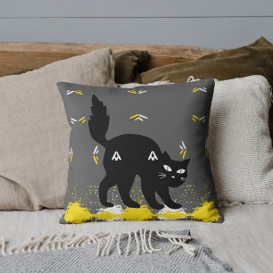 Haustier schwarze Katze weiß gelbes Muster grau an Kissen