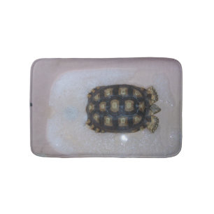 Haustier Sulcata in rosa Tube, die Blase im Bad ei Badematte