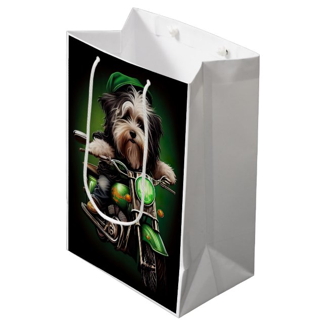 Havanese Dog Driving Bike St. Patrick's Day Mittlere Geschenktüte (Vorderseite Schrägansicht)