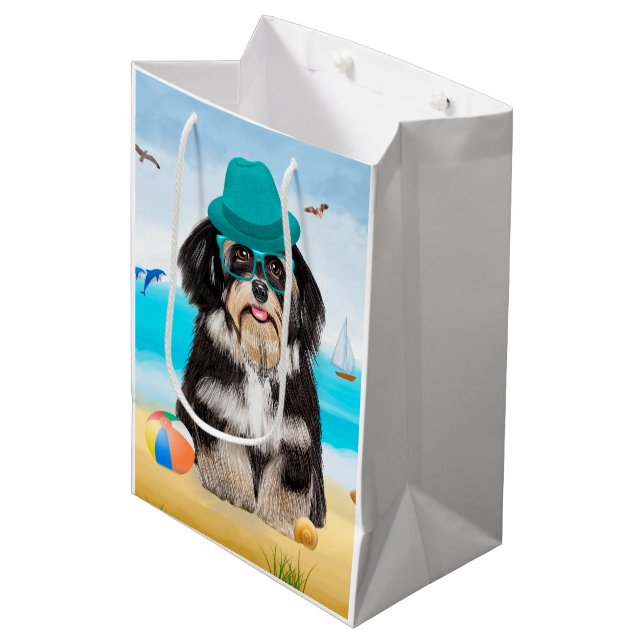 Havanese Dog on Beach Mittlere Geschenktüte (Vorderseite Schrägansicht)