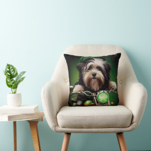 Havanese Hund fährt Fahrrad am St. Patrick's Day Kissen