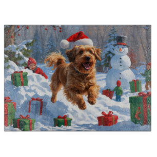 Havanese läuft im Schnee mit Weihnachtsmütze Schneidebrett
