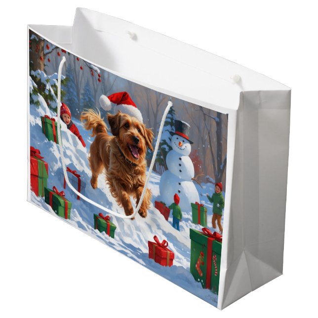Havanese läuft in Schnee mit Weihnachtshut Große Geschenktüte (Vorderseite Schrägansicht)