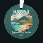 Hawaii Beach Familienurlaub Vintag Retro Ornament<br><div class="desc">Schauen Sie sich den Strand,  die Palmen und die grüne,  bergige Küste der Küste von Hawaii an,  um sich an Ihre Familienreise zu erinnern! Text ist anpassbar.</div>