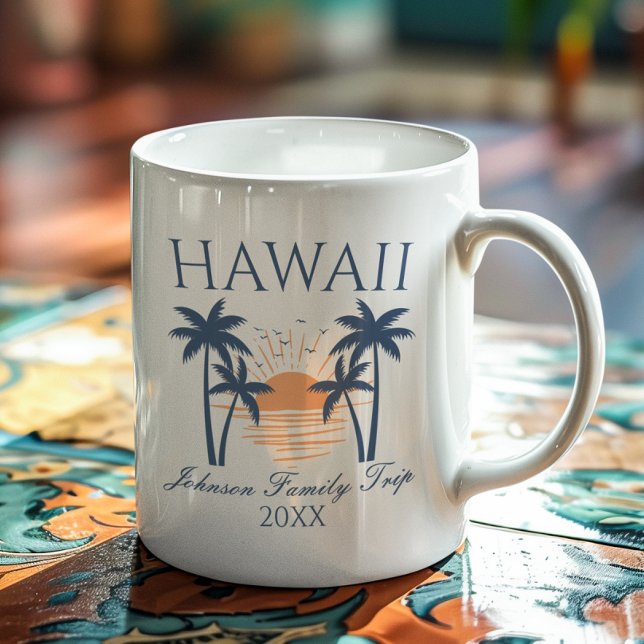 Hawaii Familienurlaub Kaffeetasse (A white ceramic coffee mug with a custom "Hawaii Family Trip" design featuring palm trees and a sun.)