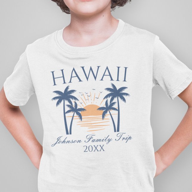 Hawaii Familienurlaub T - Shirt (Boy wearing a Hawaii family trip t-shirt with a sunset and palm tree design.)
