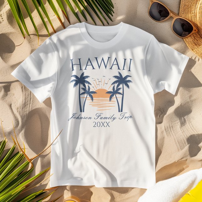 Hawaii Familienurlaub T - Shirt (White "Hawaii Family Trip" t-shirt with a tropical design on beach sand, paired with sunglasses.)