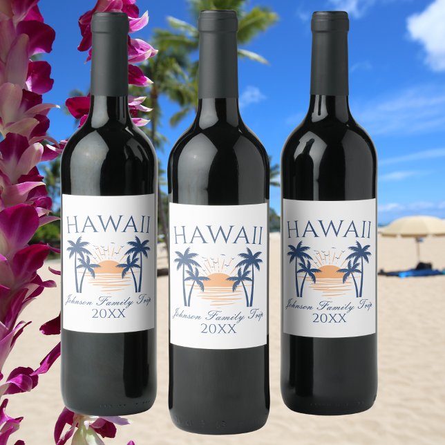 Hawaii Familienurlaub Weinetikett (Three wine bottles with Hawaii family trip labels, set against a beach background with palm trees an)