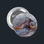 Hawaii Honu Sea Turtle Foto Relax Script Bold Button<br><div class="desc">Hawaiianische Meeresschildkröten wissen sicherlich, wie man sich in der Sonne entspannt. Lassen Sie sich von den warmen Brisen der Hawaiianischen Inseln mit diesem beruhigenden und farbenfrohen Foto-Button verzaubern. Sie haben die Wahl zwischen 5 runden Knopfgrößen (klein, Standard, groß, riesig, kolossal) und einer quadratischen Knopfgröße. Ein tolles Geschenk für einen Freund,...</div>