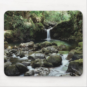 Hawaii, Maui, Ein Wasserfall fließt in den blauen  Mousepad