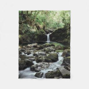 Hawaii, Maui, Ein Wasserfall mündet in Blue Pool Fleecedecke