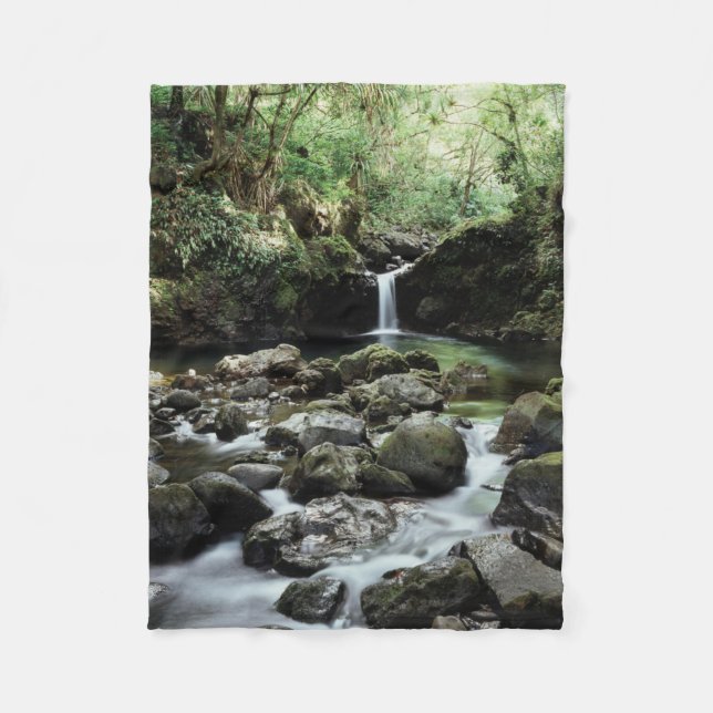 Hawaii, Maui, Ein Wasserfall mündet in Blue Pool Fleecedecke (Vorderseite)