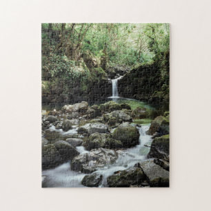 Hawaii, Maui, Ein Wasserfall mündet in Blue Pool Puzzle
