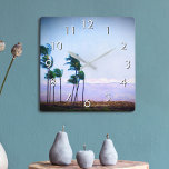 Hawaii Palm Tree Lila Foto Landschaft Stilvoll Quadratische Wanduhr<br><div class="desc">Erleben Sie die Schönheit der Natur, wann immer Sie die Zeit auf dieser blauen und lila, sanft beleuchteten Uhr der Fotografie von Palmen, die in der hawaiischen Brise vor einer Bergkulisse weht, Karo werden. Ihre Wahl einer rund oder quadratisch gedrehten Uhr. Macht ein großartiges Geschenk für die Hauswärmung! Sie können...</div>
