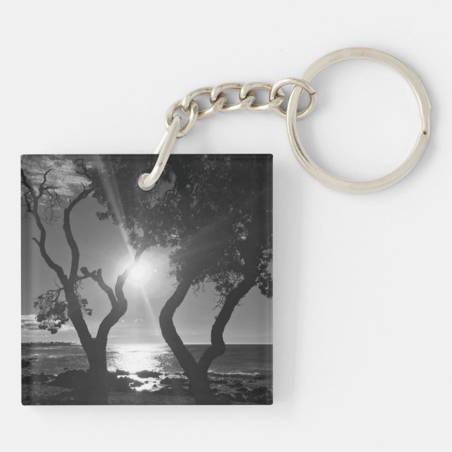 Hawaii Sunlit Trees Ocean Shore Schwarz und Weiß Schlüsselanhänger (Rückseite)