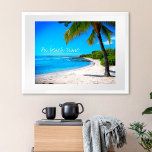 Hawaii Tropical Palm Tree Sand Foto on Beach Time Poster<br><div class="desc">"Zur Strandzeit." Entspannen Sie sich an Erinnerungen von faulen, tropischen Tagen am Strand, wenn Sie dieses Hawaii-Urlaubsposter einer einsamen Palme auf einem sandigen, halbmondförmigen Strand mit türkisblauem Himmel und Wasser betrachten. Ideal für jedes Zimmer in Ihrem Haus! Sie können leicht personalisieren diese Plakatwand Kunst plus ich biete auch Anpassung an...</div>