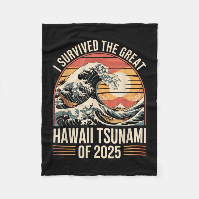 Hawaii Tsunami 2025 Ich überlebte Wave Retro Fleecedecke (Vorderseite)