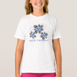 Hawaiian Holly Hanukkah Blue Floral T-Shirt<br><div class="desc">Hau’oli Hanukaha ist Hawai'ian für Happy Hanukkah! Diese Abbildung zeigt eine tropische Interpretation der Heiligen in Hanukkah Farben und subtilen Gefälle. Die Schrift wird für eine zusätzliche Überraschung mit Schnee verstaubt. Die Hauptgrafik befindet sich vorne,  während auf der Rückseite des T-Shirts eine kleine Begleithaftgrafik zu sehen ist.</div>
