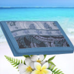 Hawaiian Honu Tapa Wallet Tri-fold Geldbeutel<br><div class="desc">Die Schönheit und der Reiz der hawaiianischen Inseln kennt keine Grenzen. Es ist ein Ort und Kultur, geliebt von Millionen von Menschen auf der ganzen Welt. Füllen Sie Ihre Zuhause mit Aloha! In meinem Shop finden Sie verschiedene hawaiianische Designs wie zeitgenössisches Hawaiianisches Quilt, traditionelle Tapa, Aloha-Shirt-Prints und hübsche hawaiianische Blumendrucke....</div>