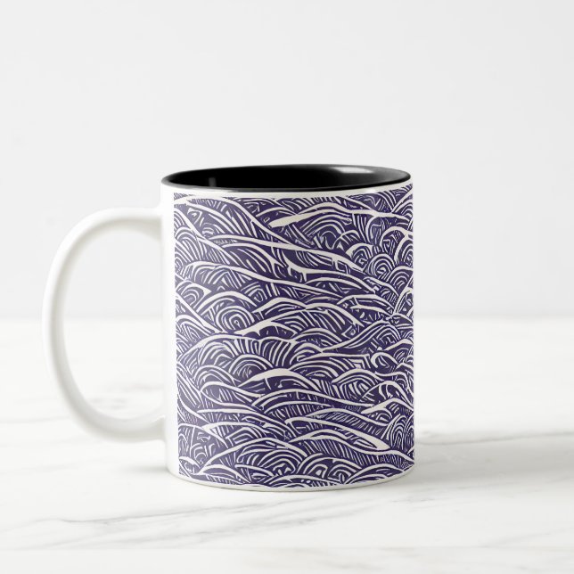 Hawaiian Linocut Waves and Surf Zweifarbige Tasse (Links)