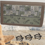 Hawaiian Petroglyph Wallet Tri-fold Geldbeutel<br><div class="desc">Die Schönheit und der Reiz der hawaiianischen Inseln kennt keine Grenzen. Es ist ein Ort und Kultur, geliebt von Millionen von Menschen auf der ganzen Welt. Füllen Sie Ihre Zuhause mit Aloha! In meinem Shop finden Sie verschiedene hawaiianische Designs wie zeitgenössisches Hawaiianisches Quilt, traditionelle Tapa, Aloha-Shirt-Prints und hübsche hawaiianische Blumendrucke....</div>