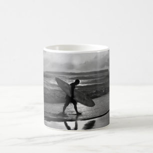 Hawaiian Surfer Heading Zuhause, Black and White" Tasse