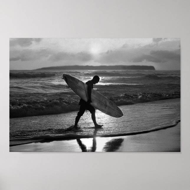 Hawaiian Surfer Heading Zuhause, Schwarz und Weiß Poster (Vorne)