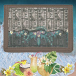 Hawaiianische botanische Tapa-Fusion Tri-fold Geldbeutel<br><div class="desc">Die Schönheit und der Reiz der hawaiianischen Inseln kennt keine Grenzen. Es ist ein Ort und Kultur, geliebt von Millionen von Menschen auf der ganzen Welt. Füllen Sie Ihre Zuhause mit Aloha! In meinem Shop finden Sie verschiedene hawaiianische Designs wie zeitgenössisches Hawaiianisches Quilt, traditionelle Tapa, Aloha-Shirt-Prints und hübsche hawaiianische Blumendrucke....</div>
