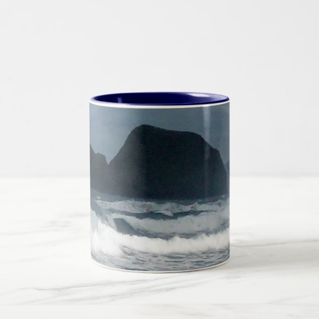 Hawaiianische Küsteninsel tropisches Paradies Zweifarbige Tasse (Mittel)