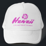 Hawaiianischer Blumenhut - Das Leben ist am Strand Truckerkappe<br><div class="desc">Hawaiianischer Blumenhut - Das Leben ist am Strand besser. Neonrosa Typografie Design mit Hibiskus Blume. Individuelle Cap für Reisen,  Bootfahren,  Strand,  Sport,  Wandern,  Flitterwochen und vieles mehr.</div>