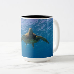Hawaiische grünes Seeschildkröte-Umarmungs-Tasse Zweifarbige Tasse