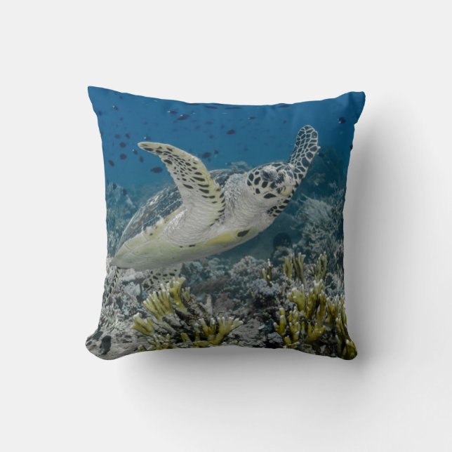 Hawksbill Sea Turtle Swimming Kissen (Vorderseite)